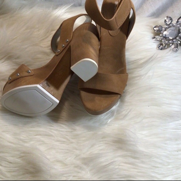 BCBG SUEDE PLATFORM - Picture 2 of 7